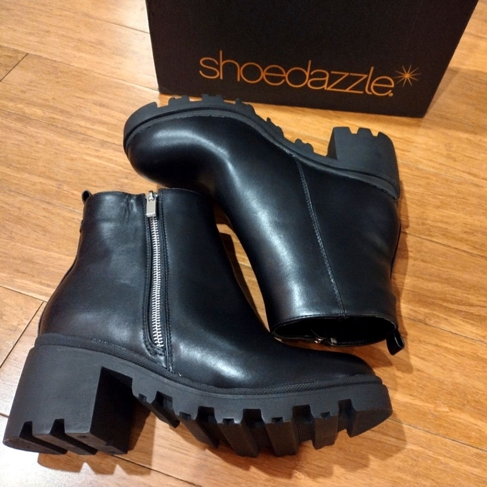 Size 8.5w lug sole bootie